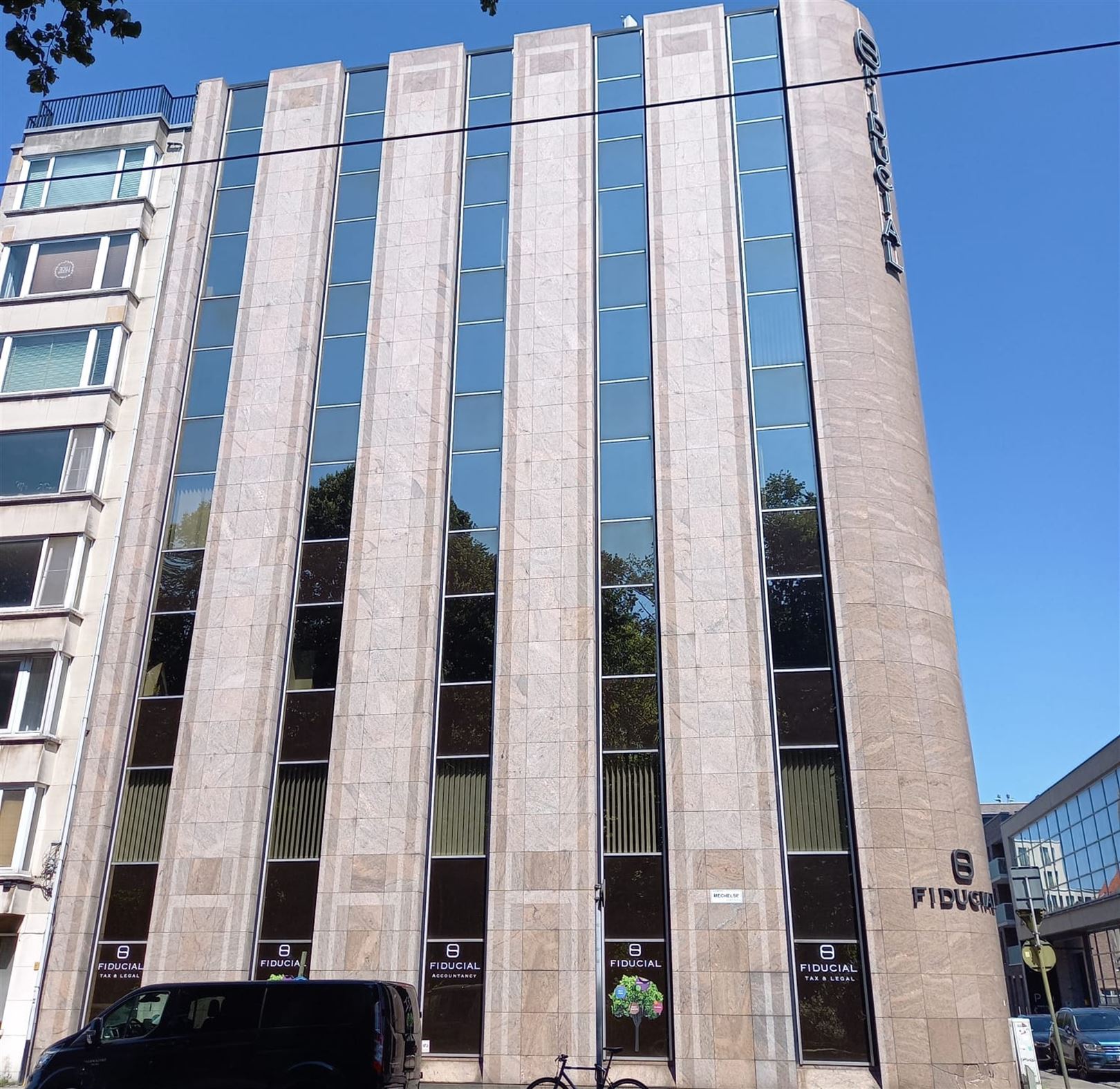 Kantoorgebouw foto {{pictureIndex}}