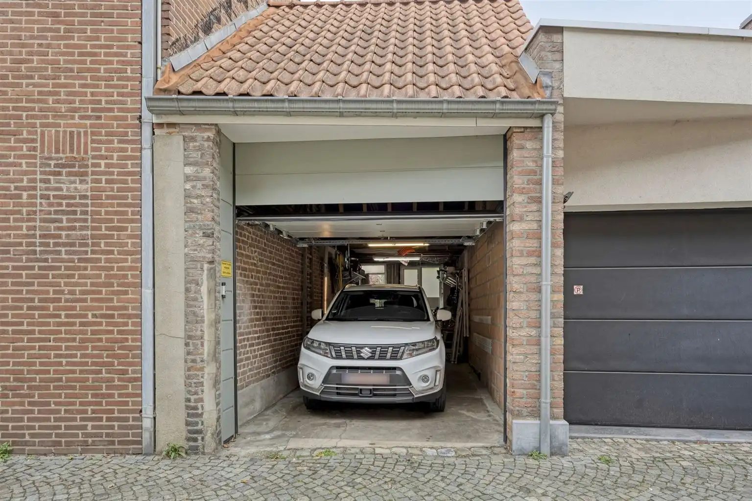 Prachtige karaktervolle stadswoning voorzien van 6 slaapkamers, ruime buitenkoer en vrijstaande garage in het centrum van Maaseik.  foto 35
