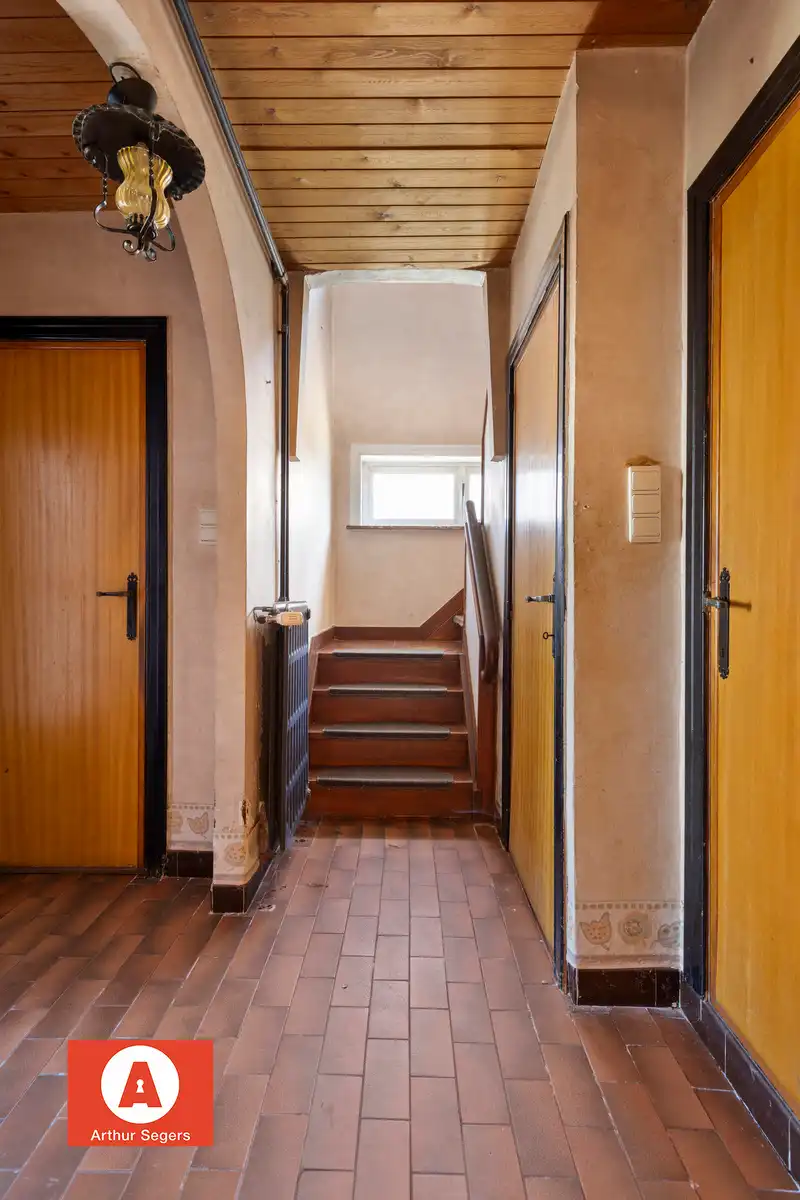 Te renoveren open bebouwing met 4 slaapkamers op toplocatie foto 6