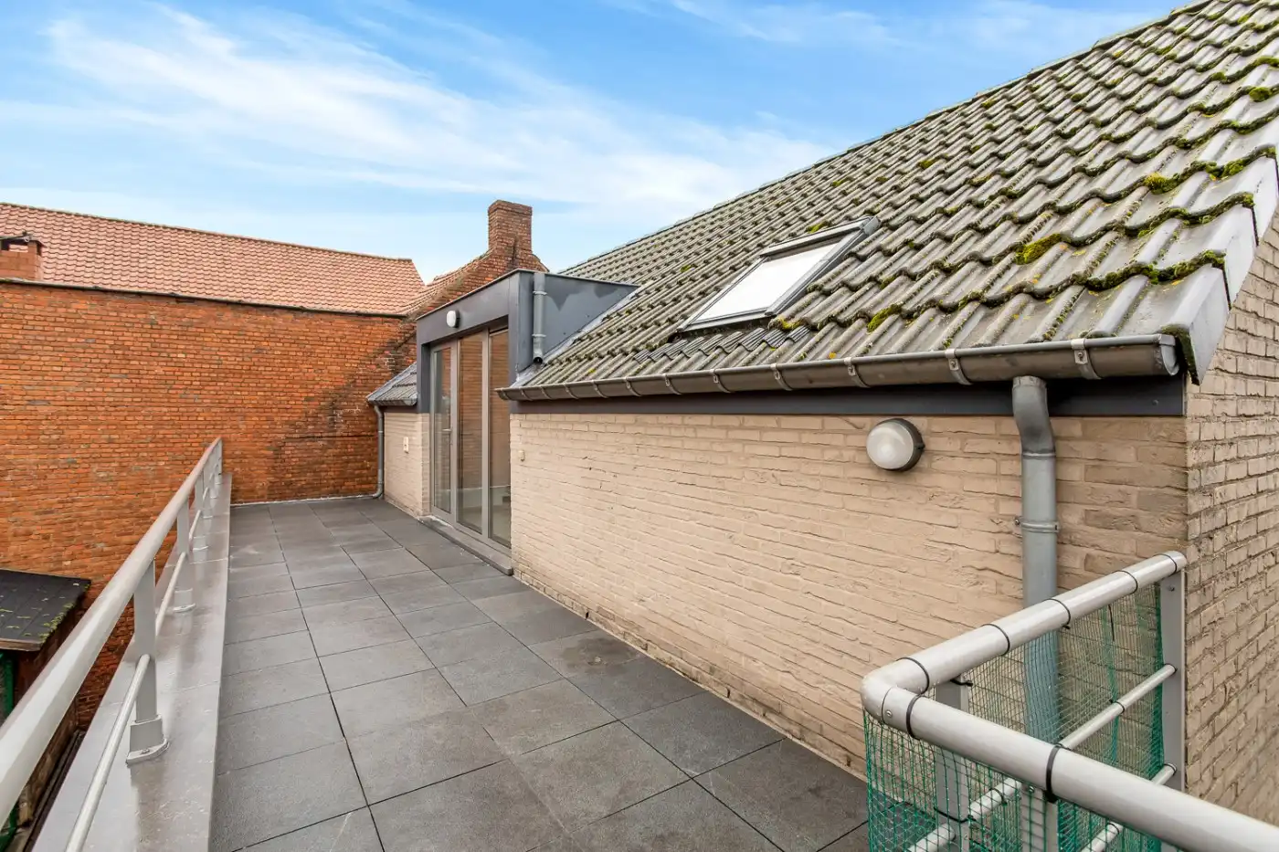 Recent, licht app. met 1 slpk., privéberging, ruim terras en mog. garage foto 12