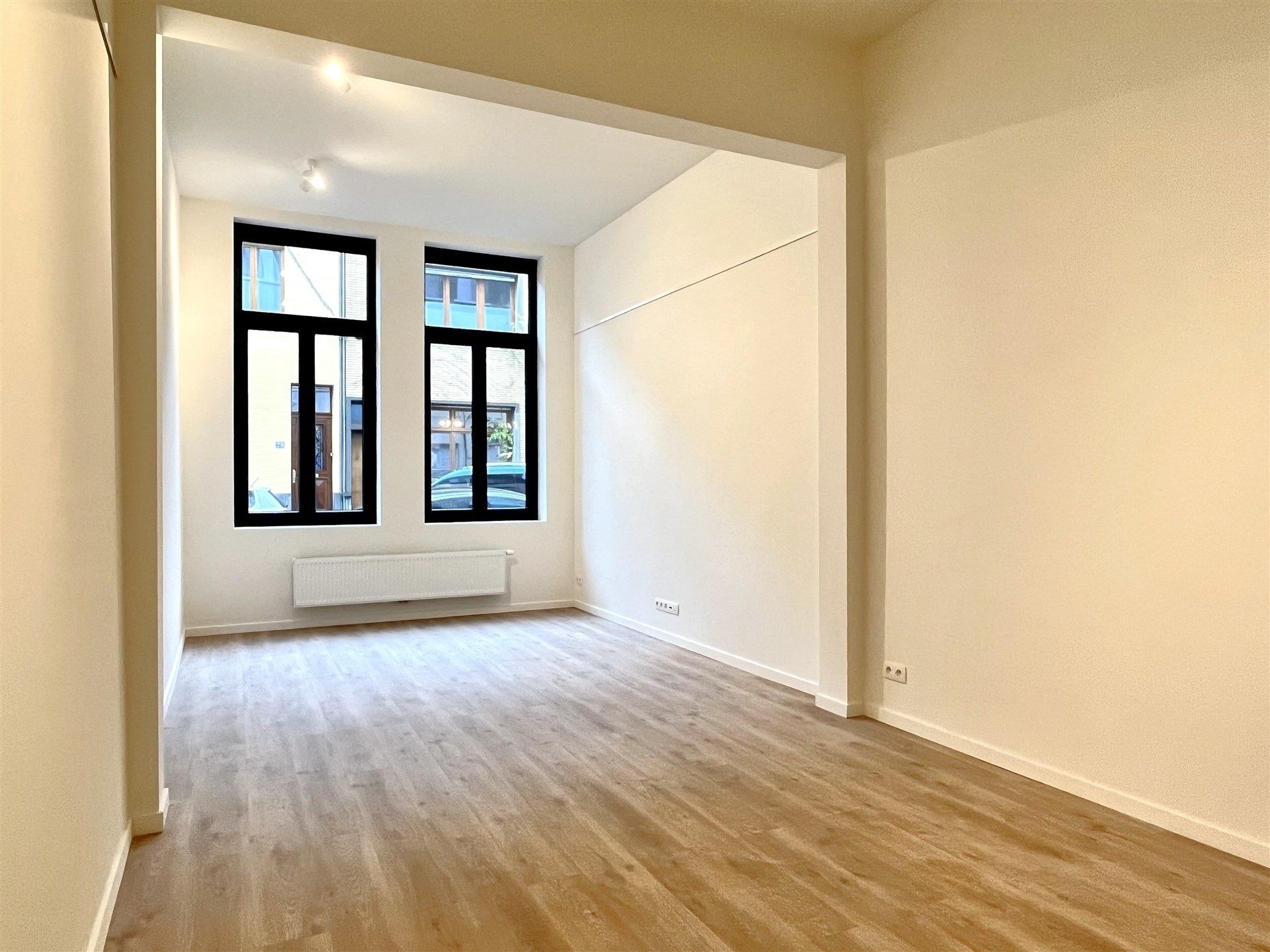 Nieuw appartement met 1 slaapkamer en terras in totaal gerenoveerd gebouw! foto 7