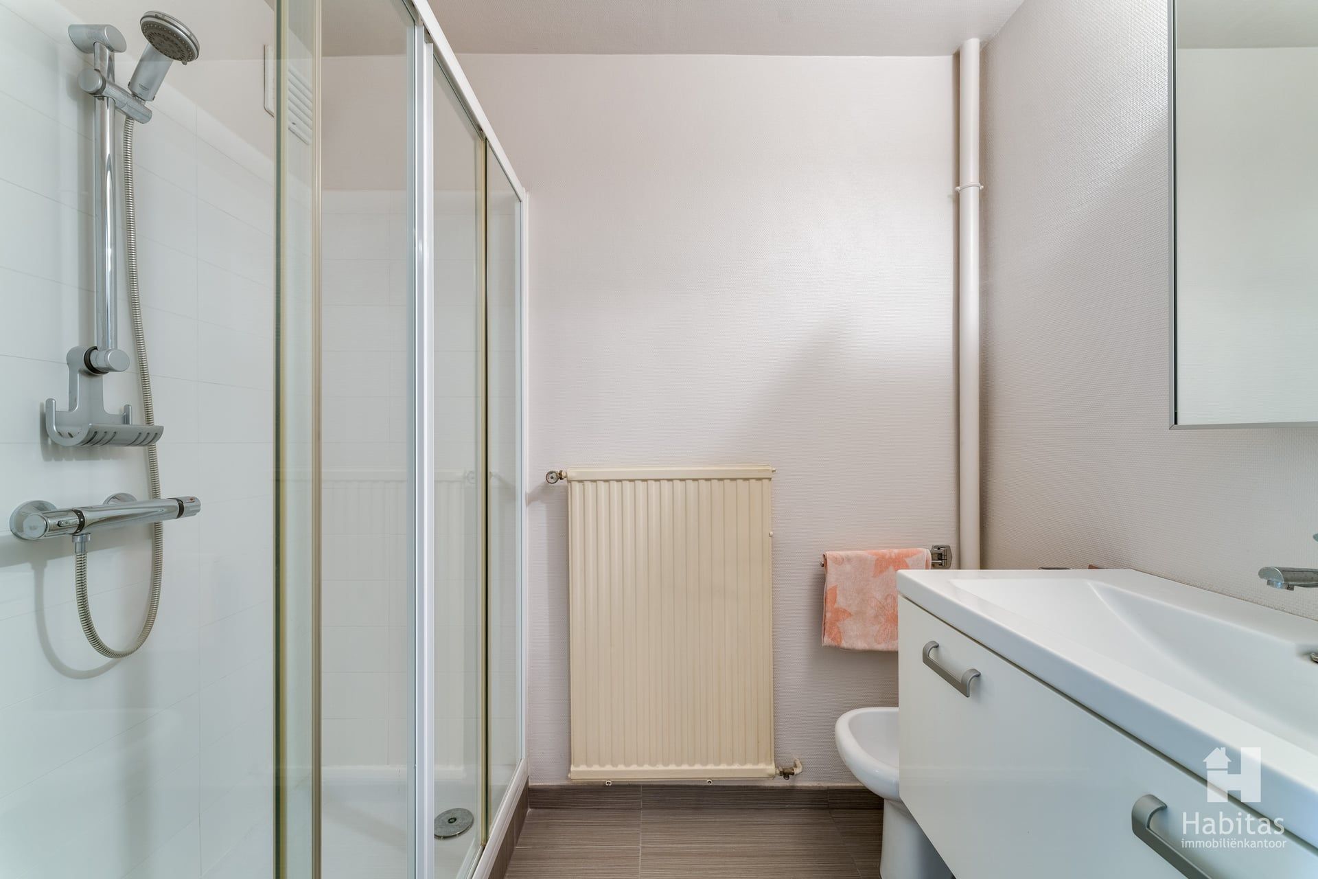 Bijzonder ruim en vernieuwd appartement met breed frontaal zeezicht foto 7