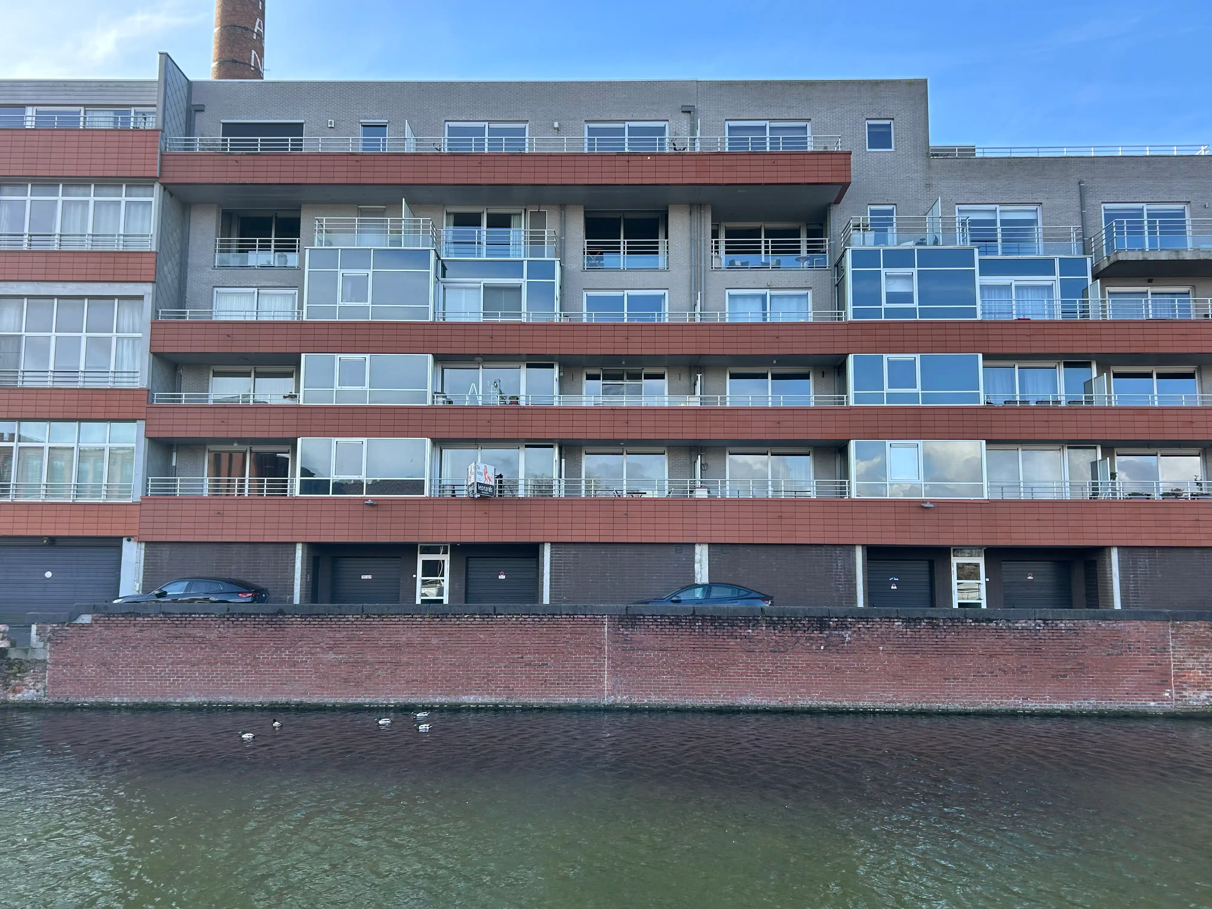 Energiezuinig appartement met 2 terrassen en garage met prachtig zicht op het water. foto {{pictureIndex}}