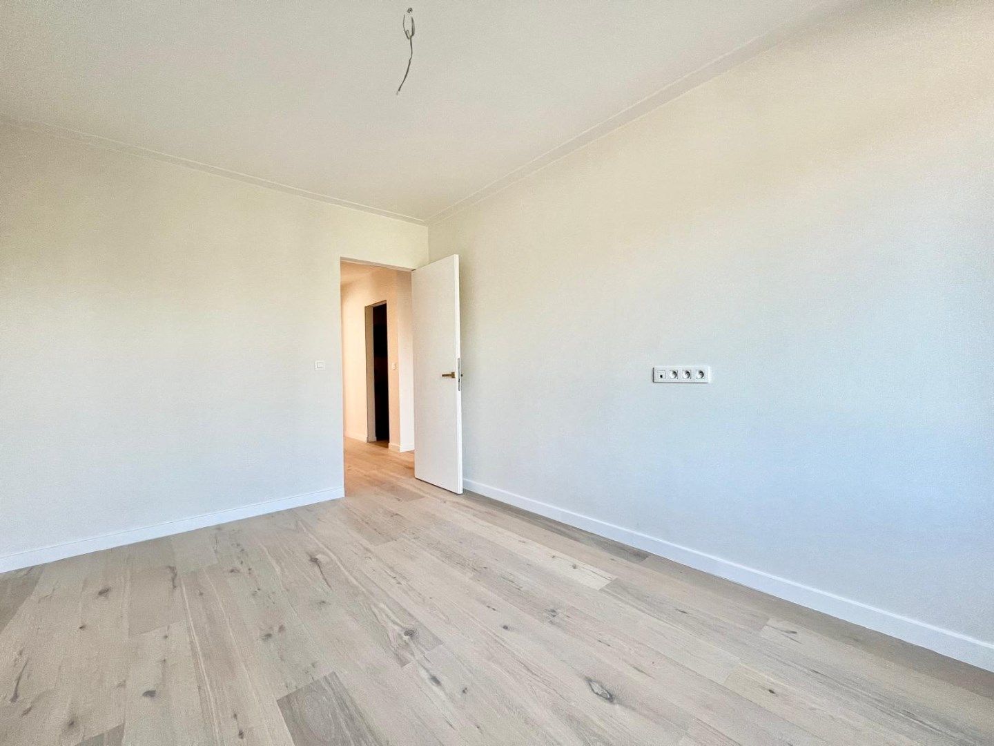 Nieuwbouwwoning met 6 slpk en grote tuin! foto 16
