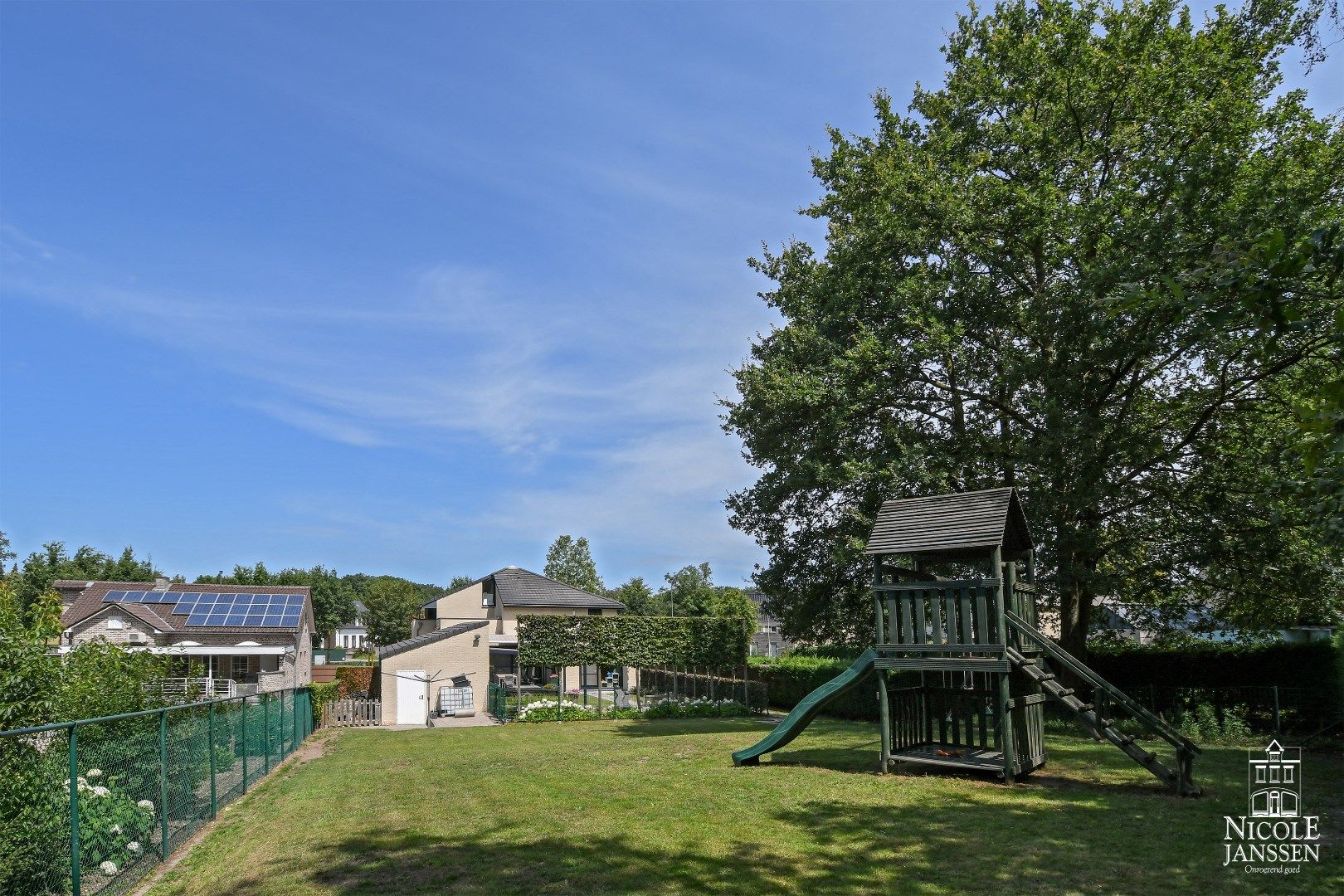 Hedendaagse gezinswoning met vier slaapkamers en verzorgde tuin foto 33