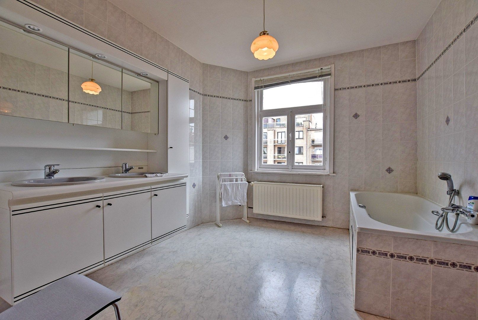 Goed gelegen te renoveren rijwoning bestaande uit een voorgebouw en achterbouw, pal in het centrum van De Panne.  foto 11
