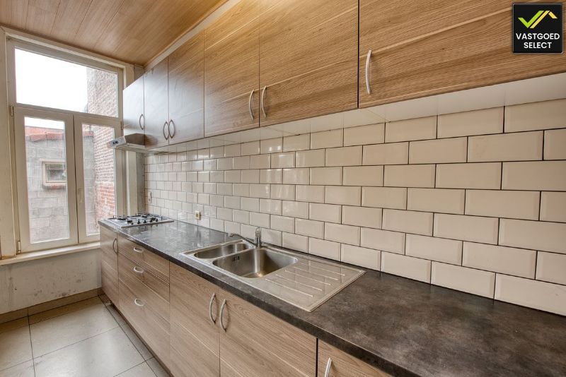 Charmante gesloten bebouwing met 4 slaapkamers in het hart van Eeklo. Ideaal starters of investeringspand! foto 5