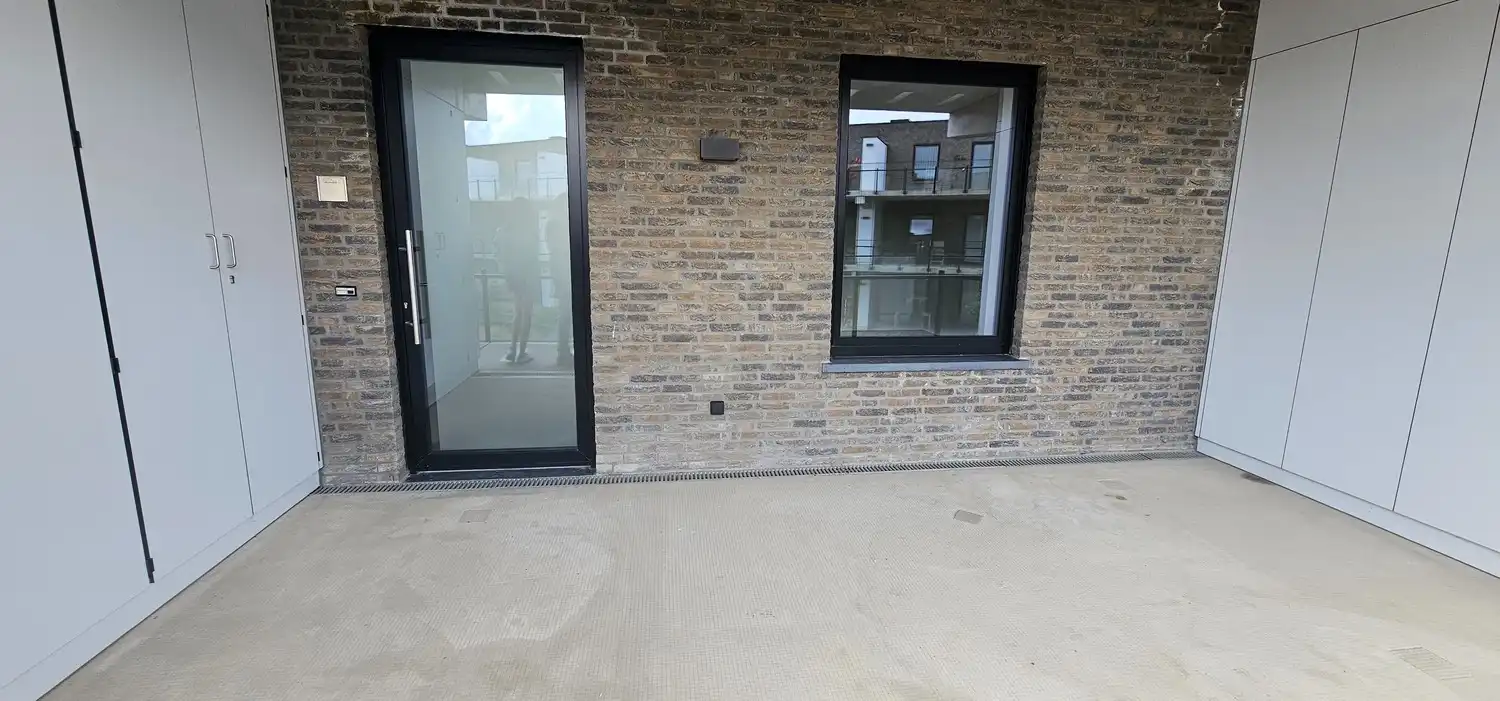 Nieuwbouwappartement met één slaapkamer gelegen in het commercieel centrum van Eisden. foto 3
