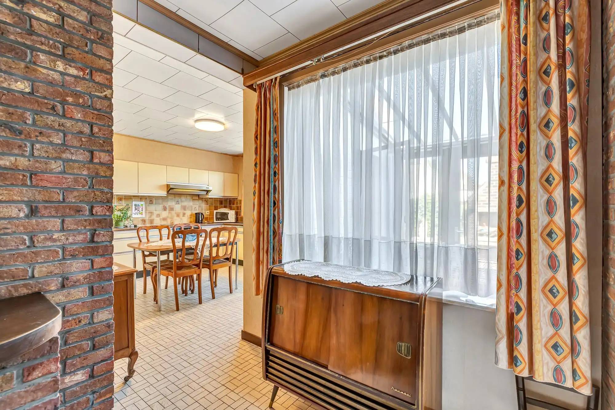 Rustig gelegen, goed onderhouden woning met twee garage's foto 12