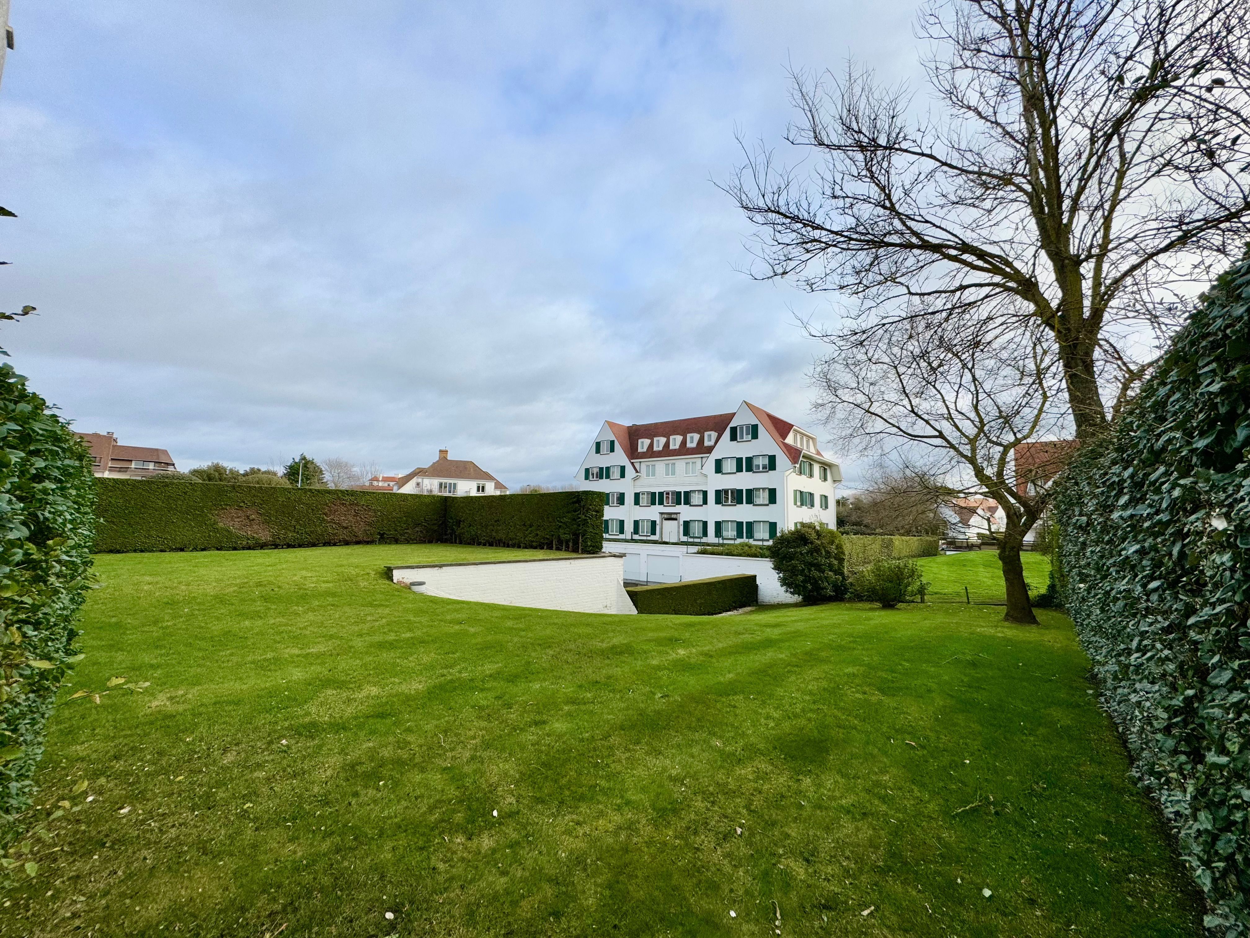 Prachtig tuinappartement met zonnige tuin in een villa residentie in het Zoute op enkele stappen van de zee en de winkels. foto 14