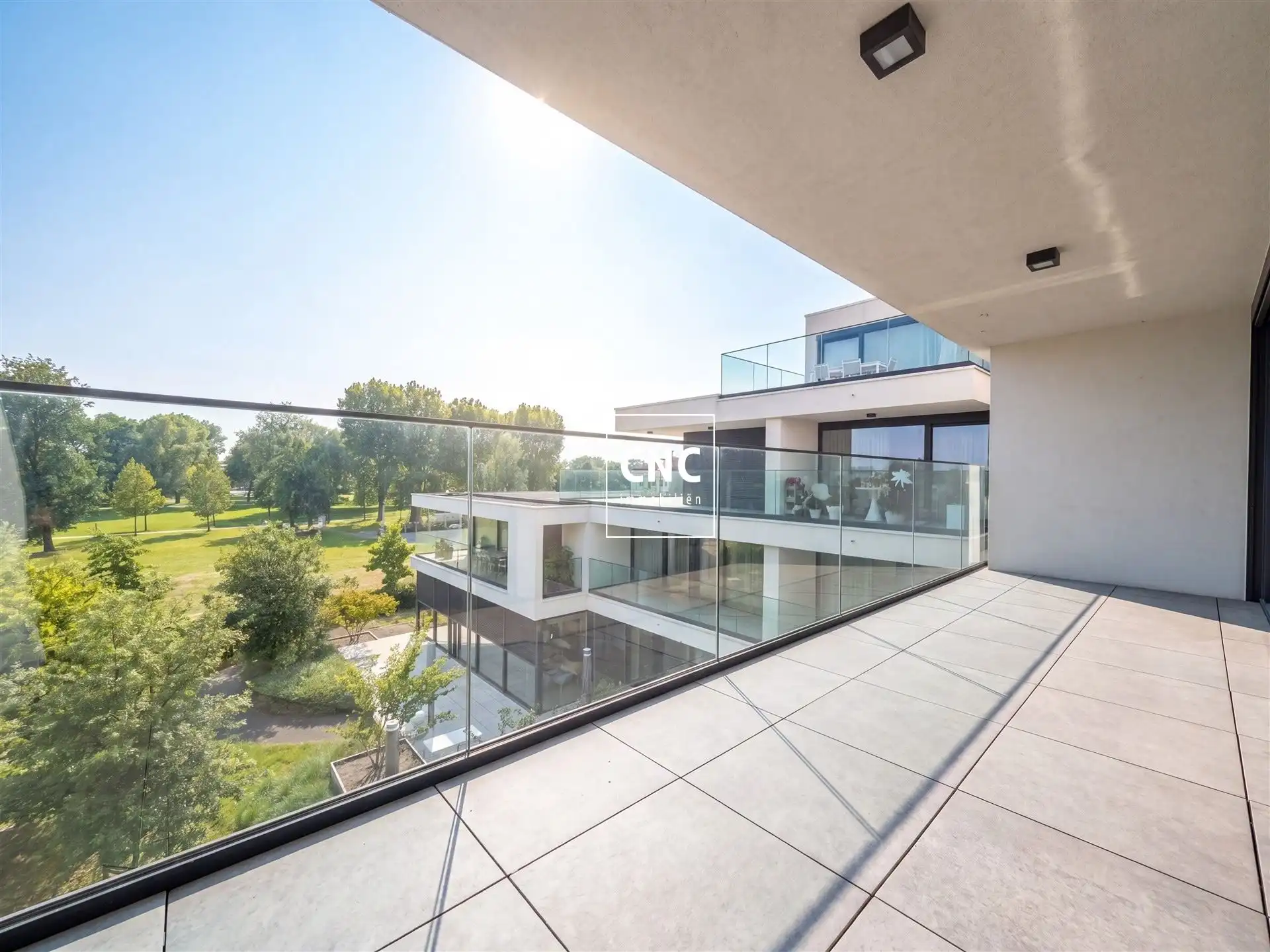 Prachtig instapklaar serviceflat met gigantische terras foto 6