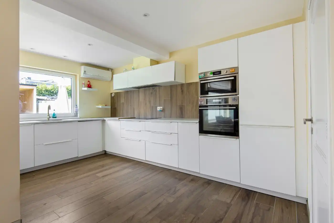 Centraal gelegen, gerenoveerde woning met 3 slpk. en west-tuin foto 10