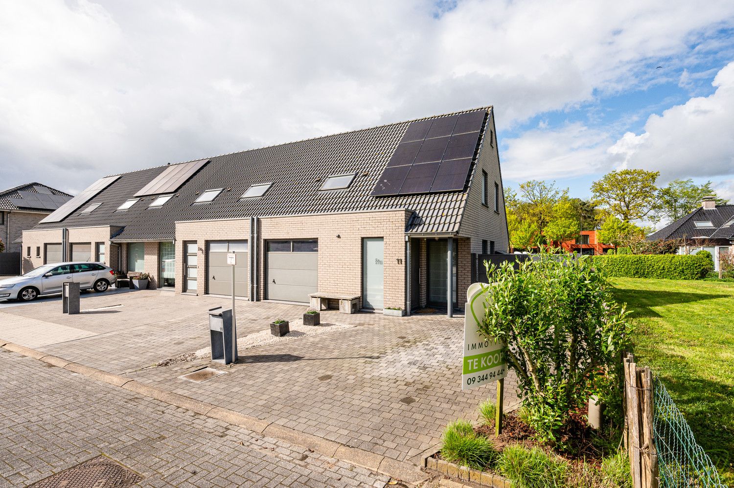 Mooie en instapklare hoekwoning in één van de rustigste wijken van Eeklo! foto 1