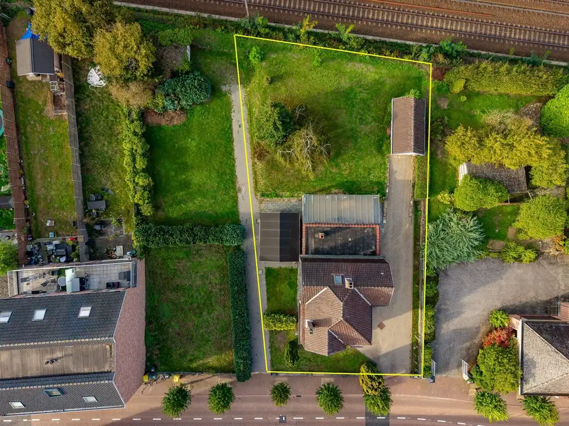 Karaktervolle vrijstaande woning met uitbreidingspotentieel in centrum foto 2