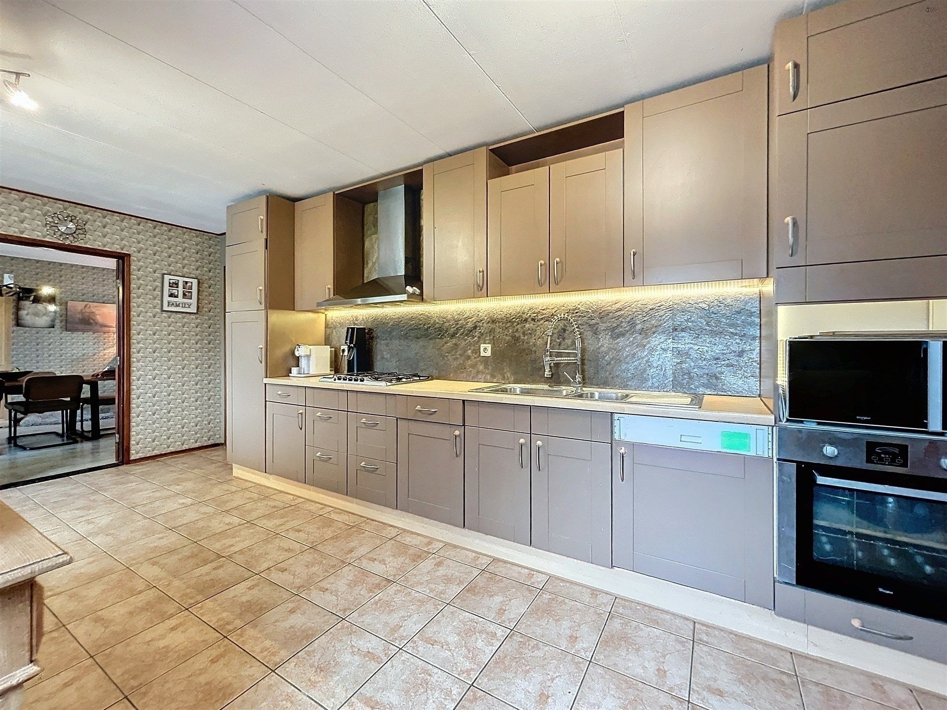 PRACHTIG GELEGEN HOEVE met bijgebouw, paardenstallen, binnenpiste en weiden op 18.385m² foto 17