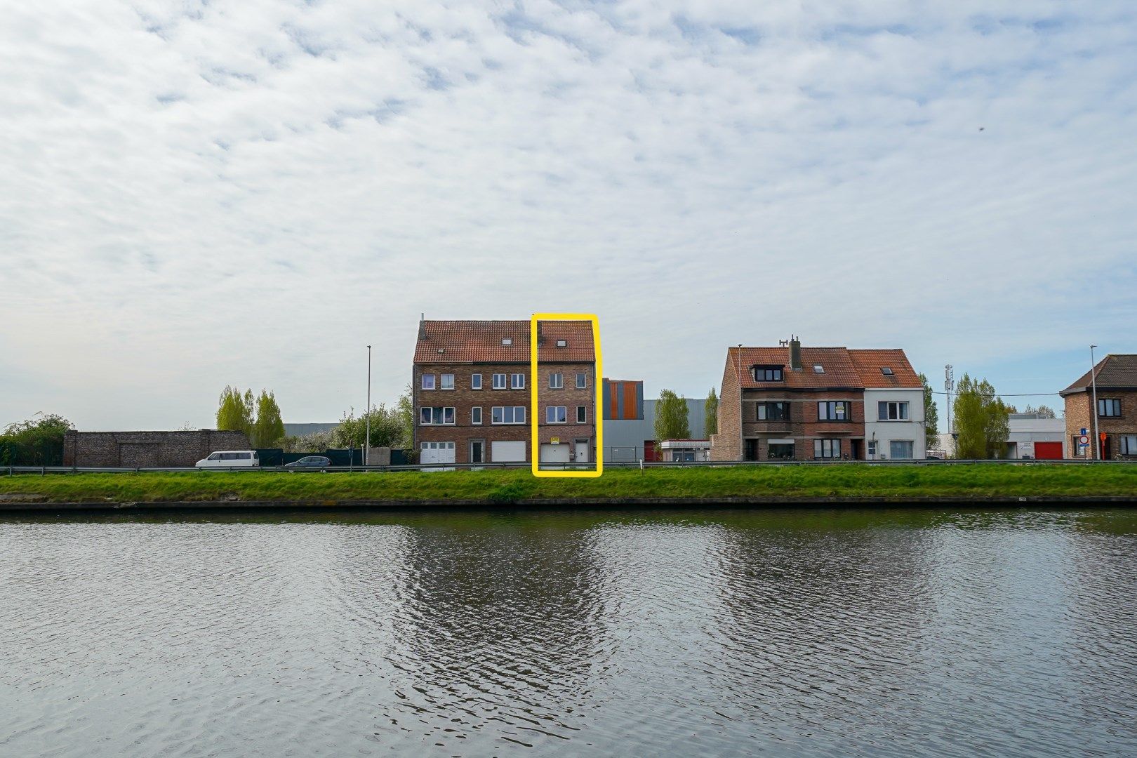 Hoofdfoto van de publicatie: Ruime woning met 3 slaapkamers langs de vaart