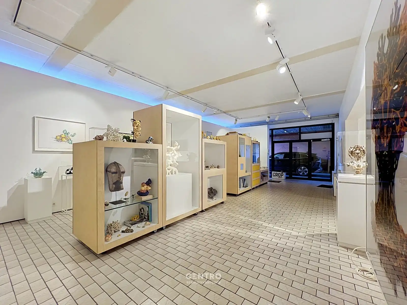 Ruimtelijk magazijn met toonzaal, kantoor en woonst te Lichtervelde, ideaal voor wonen én werken op een perceel van 1.002m²! foto 3
