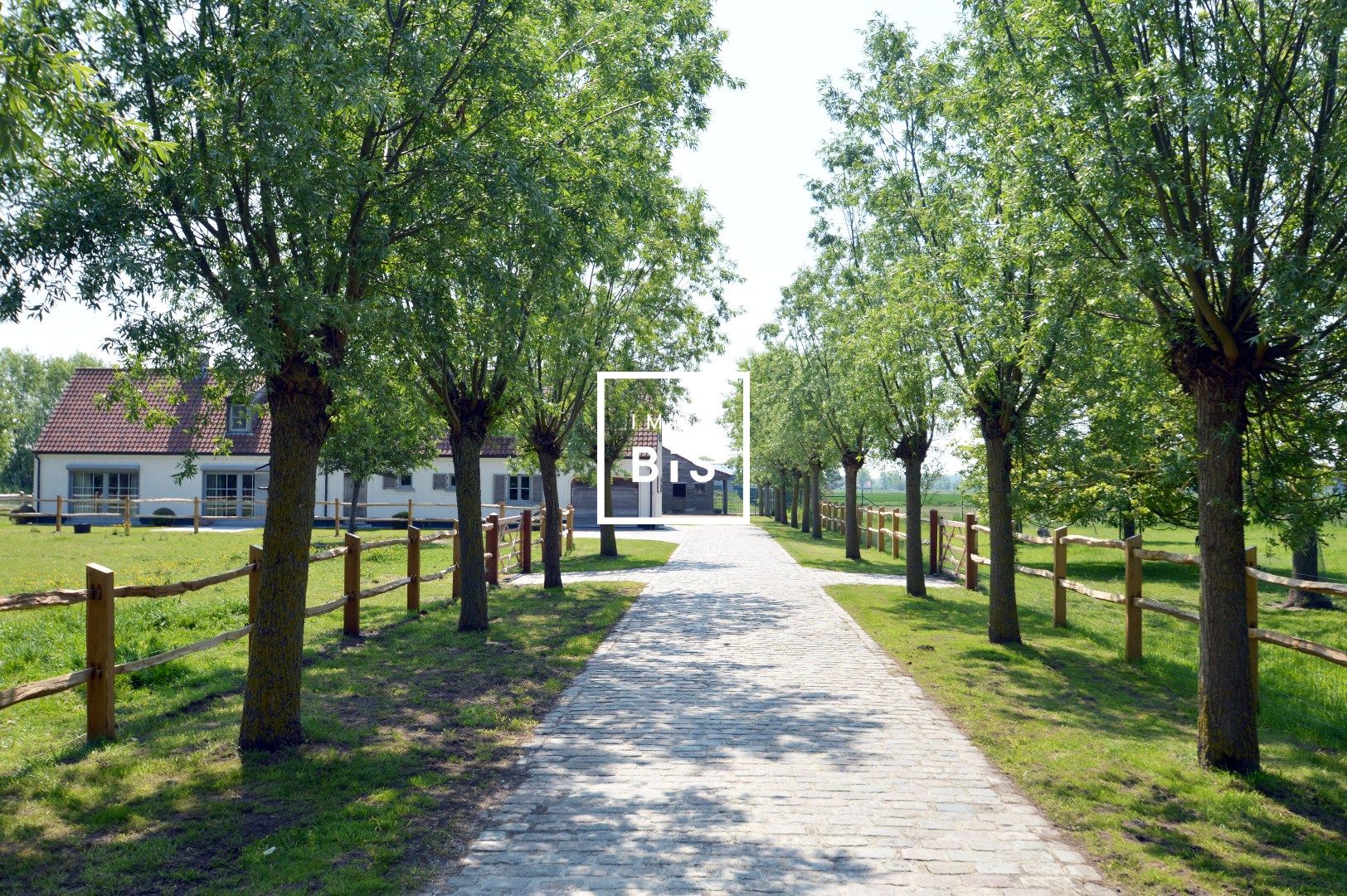 Karaktervolle hoeve met panoramisch uitzicht en paardenstallen, vlakbij Knokke foto {{pictureIndex}}