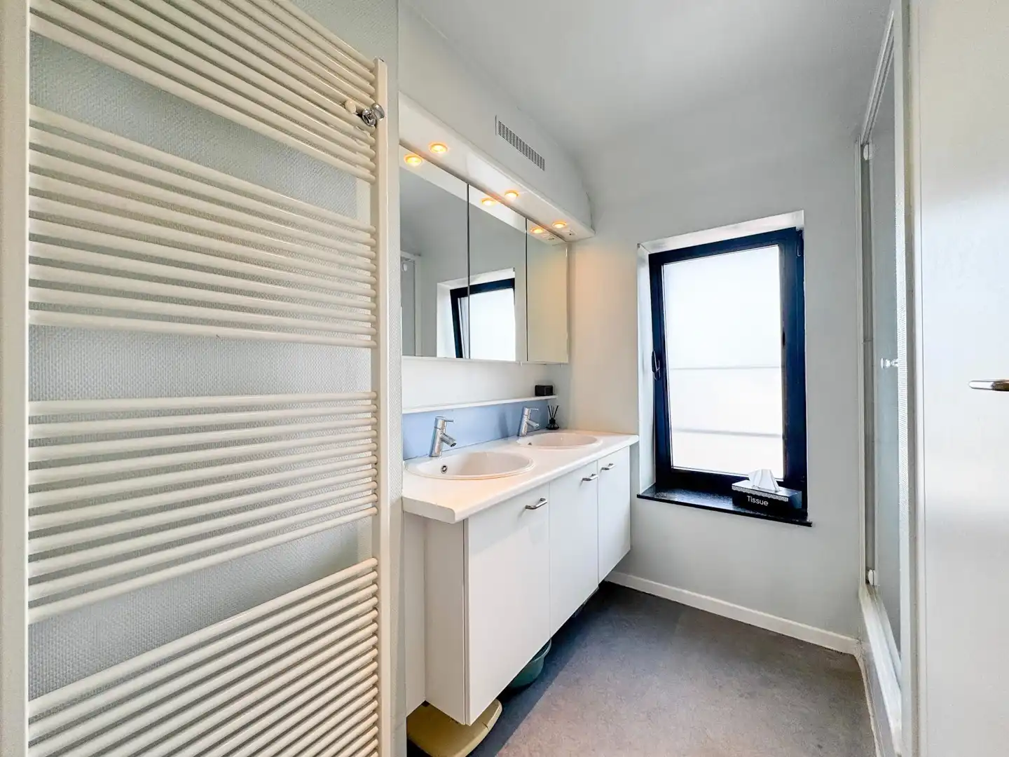Zeer ruim duplexappartement met 2 slaapkamers en grote zolder foto 15