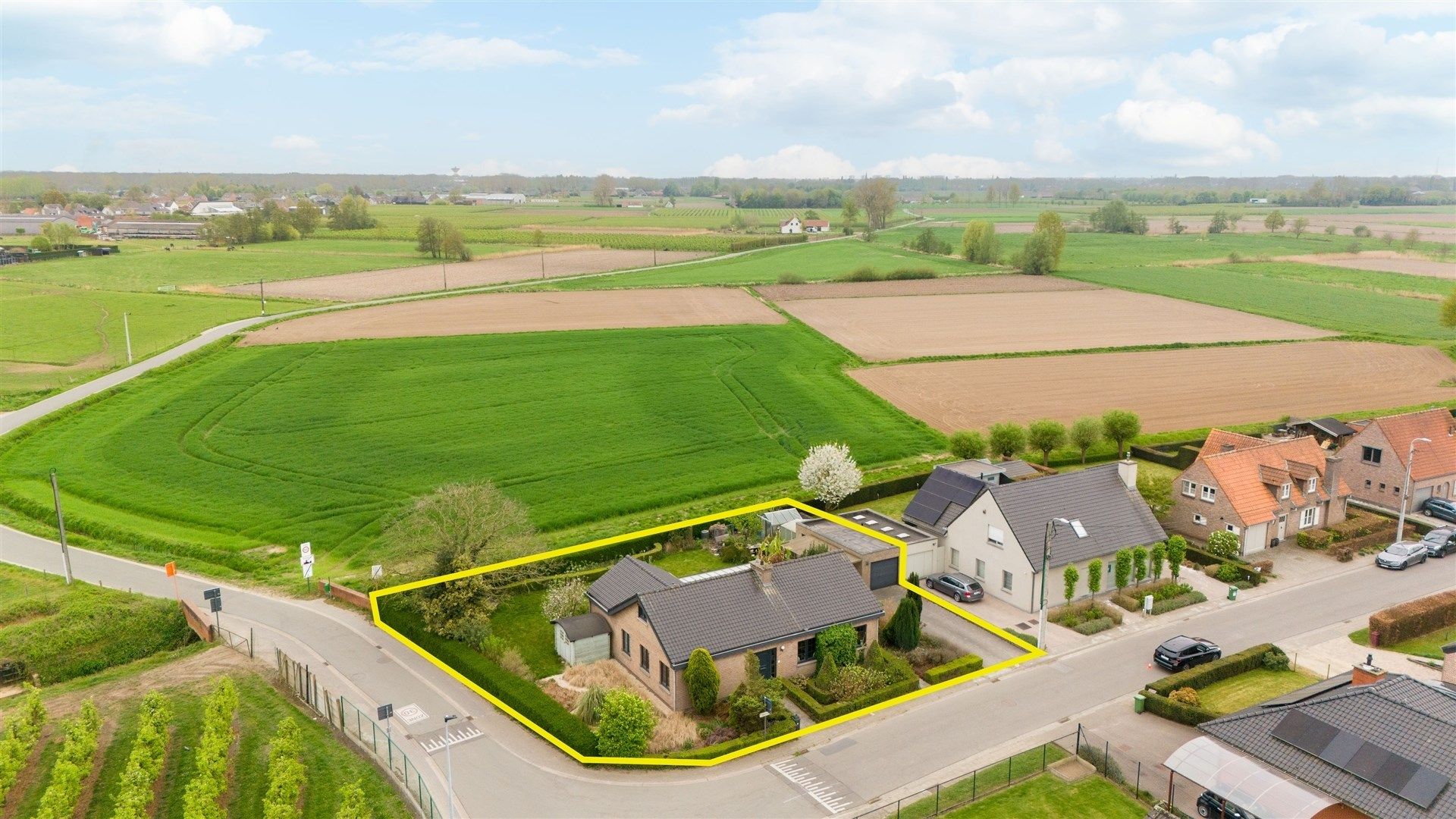 Uitstekend gelegen, landelijke woning met 3 slaapkamers & garage op een mooi perceel van 948m² foto 2