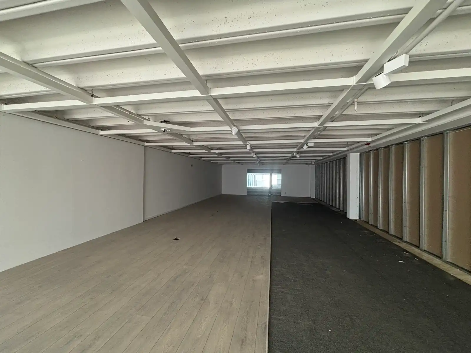 Handelsruimte 829 m² te huur naast WEBA Tongeren foto 7