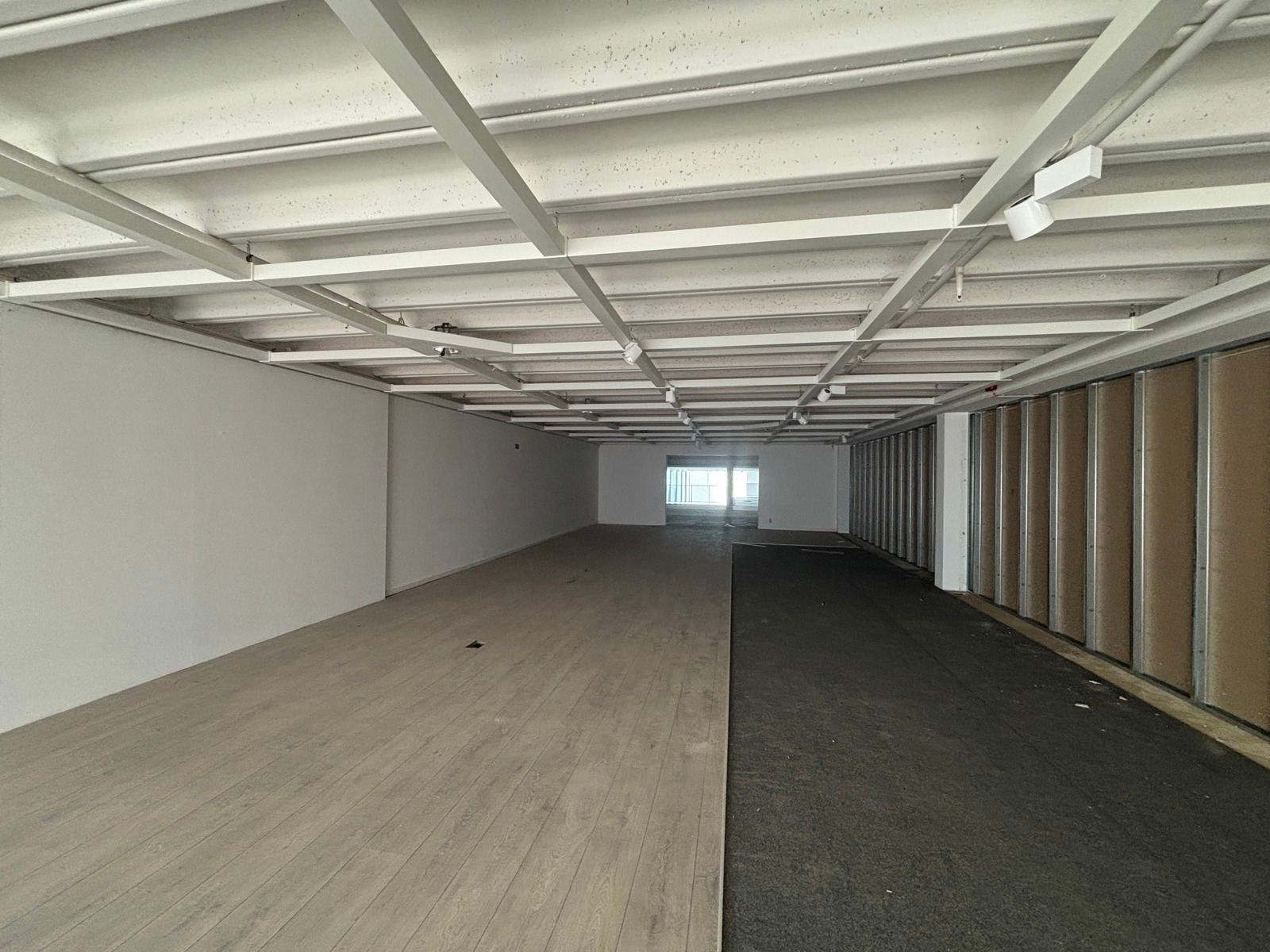 Handelsruimte 829 m² te huur naast WEBA Tongeren foto 7