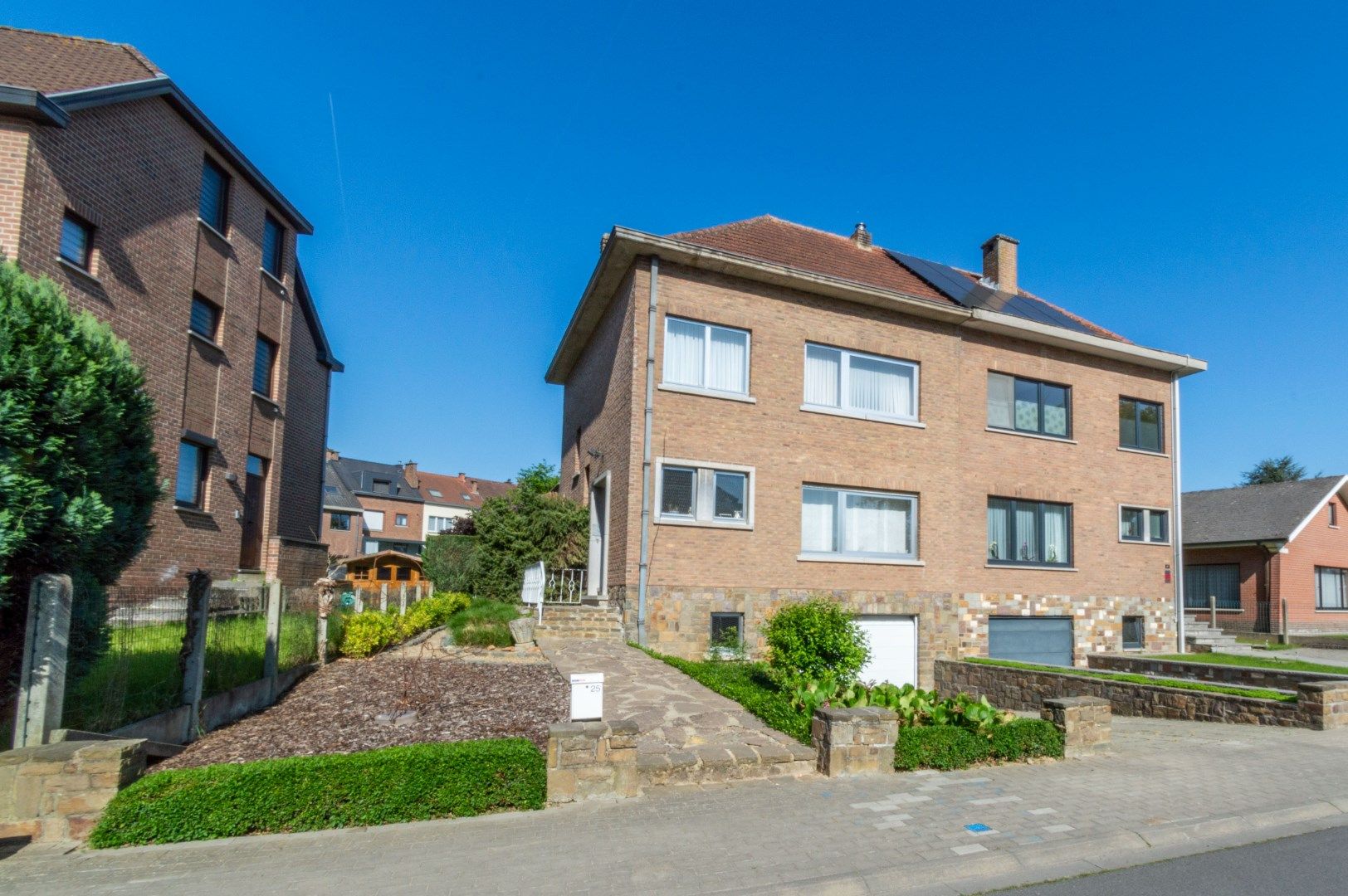 Hoofdfoto van de publicatie: Verzorgde en goed onderhouden driegevelwoning met 3 slaapkamers, garage en tuin