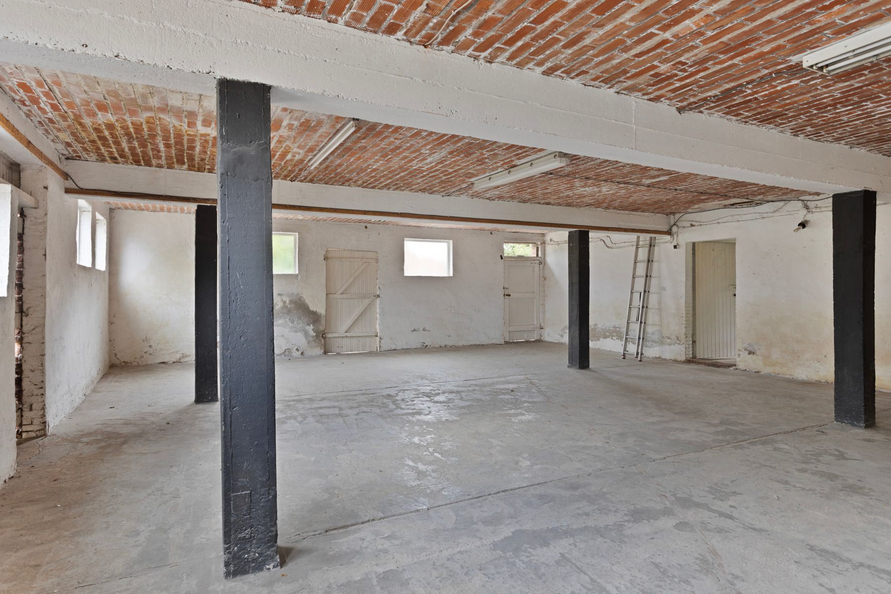 Te renoveren hoeve met authentieke schuur en stallen foto 22