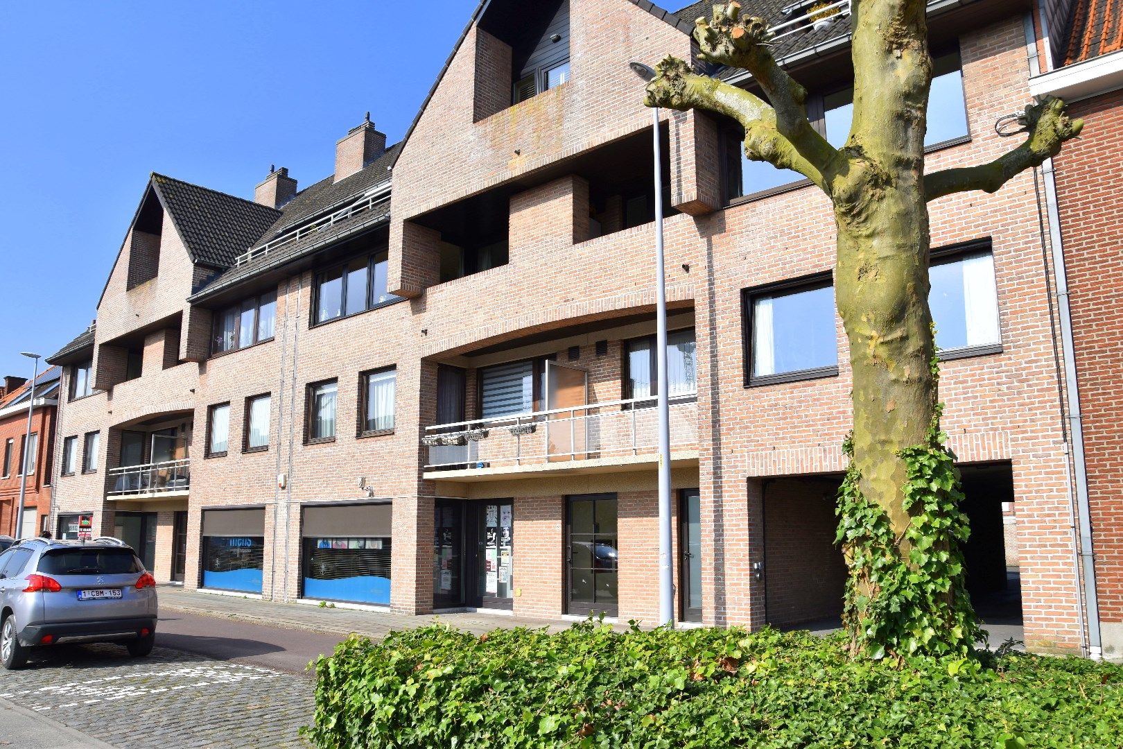 Instapklaar 2-slaapkamerappartement met 2 terrassen te Koop in Roeselare foto 1