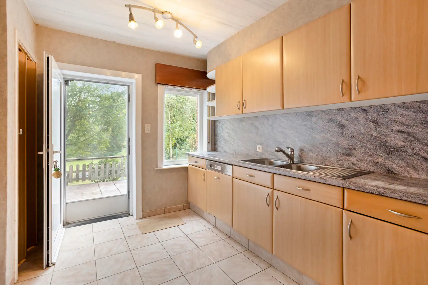 Leuke woning met veel potentieel en grote tuin foto 10