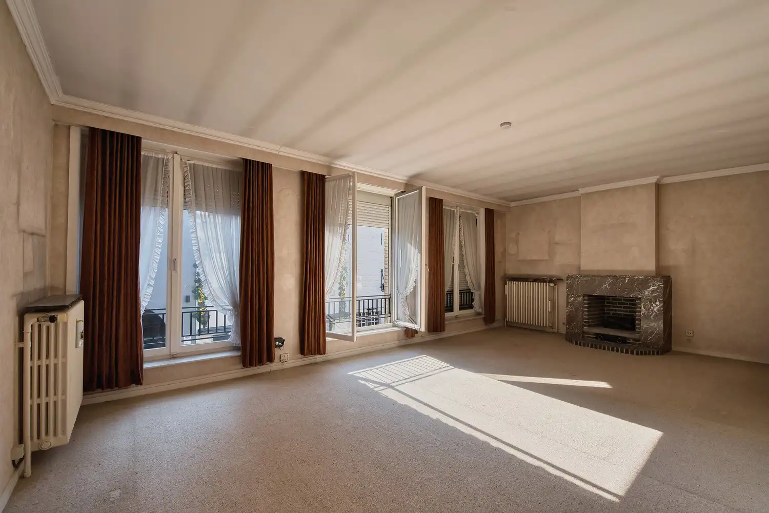 Hartje Brugge &nbsp;TOP &nbsp;TOERISTISCHE LIGGING , in de GOUDEN DRIEHOEK, Uitzonderlijk HANDELSPAND ( gevelbreedte 11 meter) &nbsp; &nbsp; &nbsp; &nbsp; &nbsp; &nbsp; &nbsp; &nbsp; &nbsp; &nbsp; &nbsp; &nbsp;&nbsp; LICHTRIJKE WINKELRUIMTE ,uitgevend op &nbsp;Exclusieve STADSPATIO met overdekte rondgang van 105m²+ GARAGE van 30 m² UNIEK&nbsp; IN BRUGGE op dergelijke ligging ! ERBOVEN lichtrijk ruim APPARTEMENT met zonneterras, foto 26