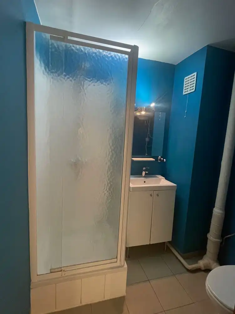 Deels gemeubelde studio met zonnig terras foto 7