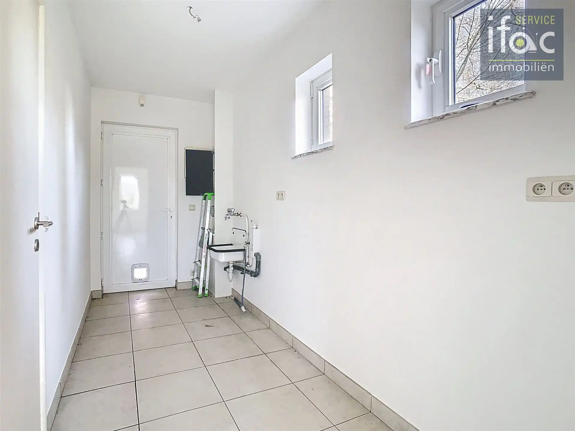 Villa met 4 slaapkamers, 2 badkamers, tuin en garages foto 10