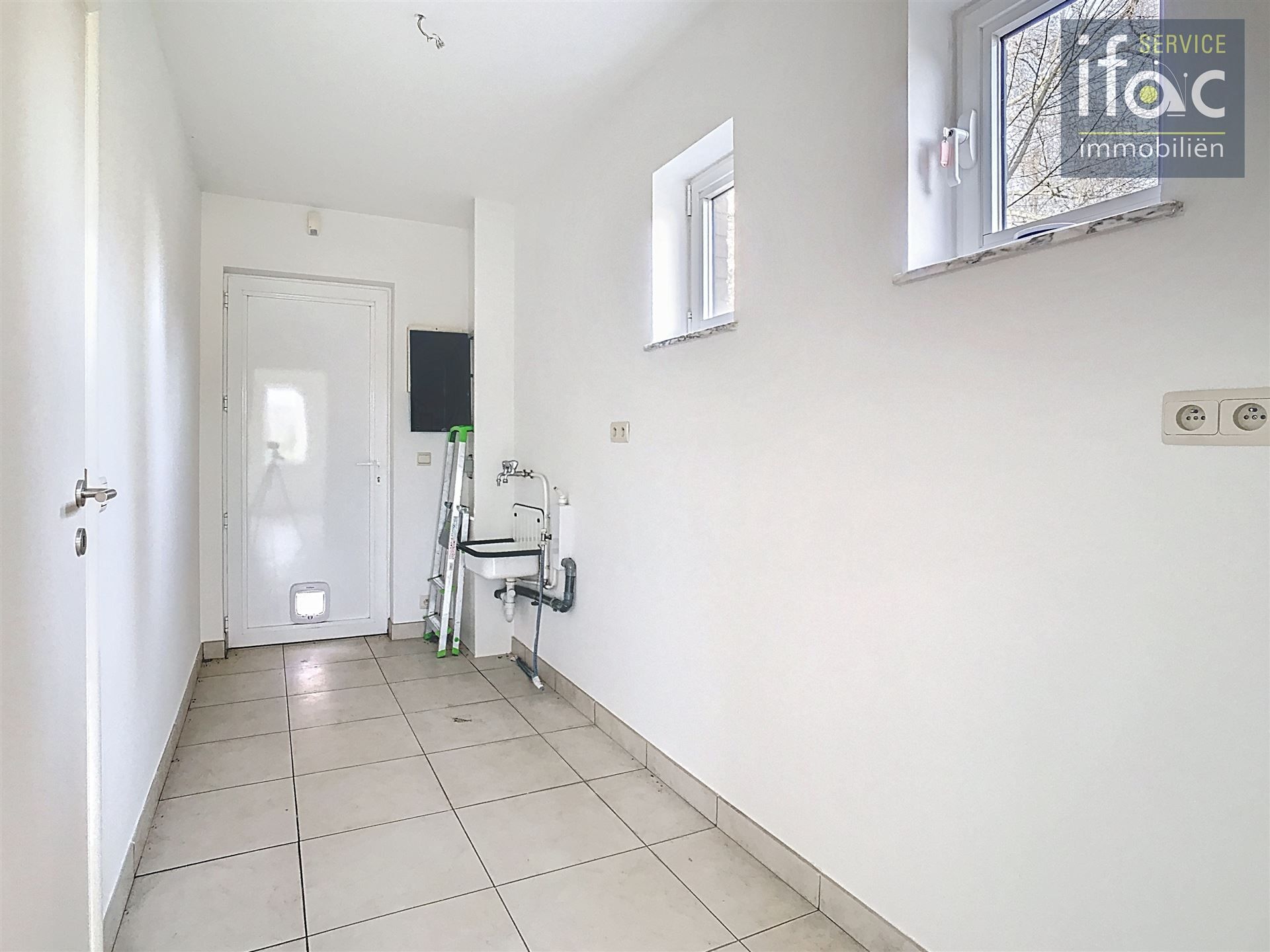 Villa met 4 slaapkamers, 2 badkamers, tuin en garages foto 10