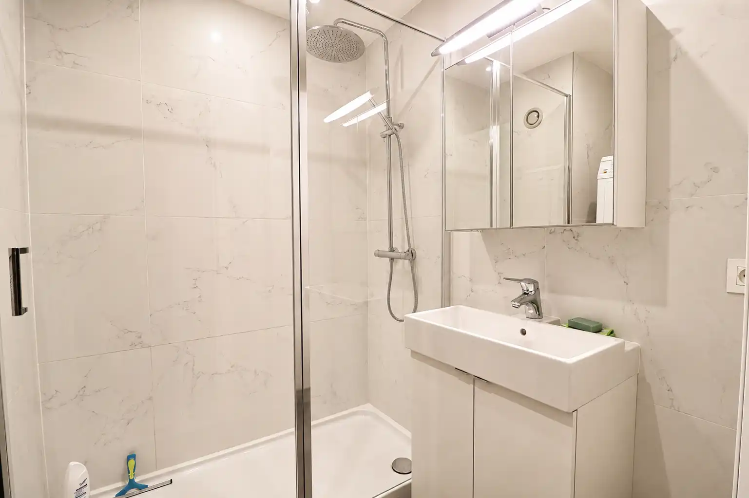 Volledig gerenoveerd 2-slaapkamerappartement met frontaal zeezicht. foto 4