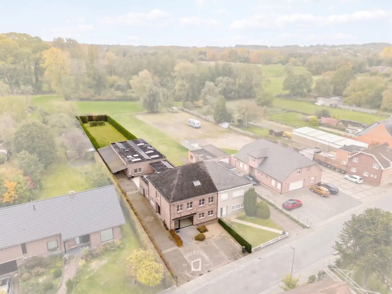 Veelzijdig (handels)huis met atelier, magazijn en zalige tuin op 1.400 m² te Meldert foto {{pictureIndex}}