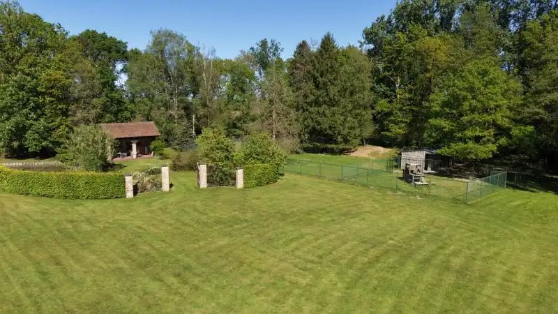 Ruime villa van 336m² op 1 hectare 45 are met vijver foto 37