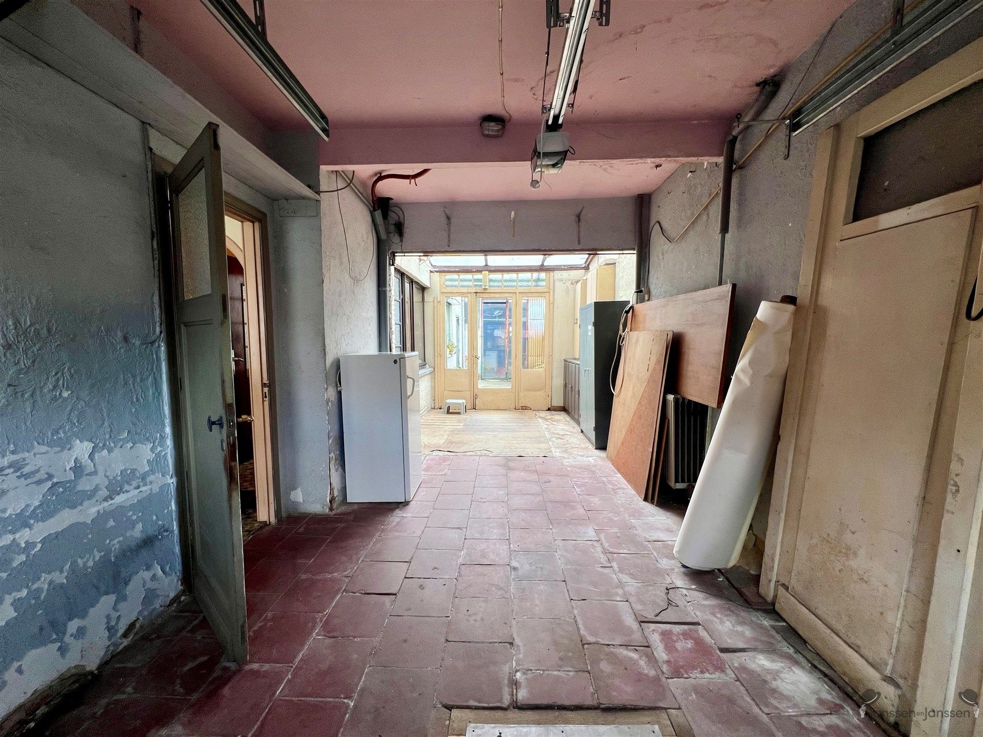 Te renoveren halfopen bebouwing met garage foto 12