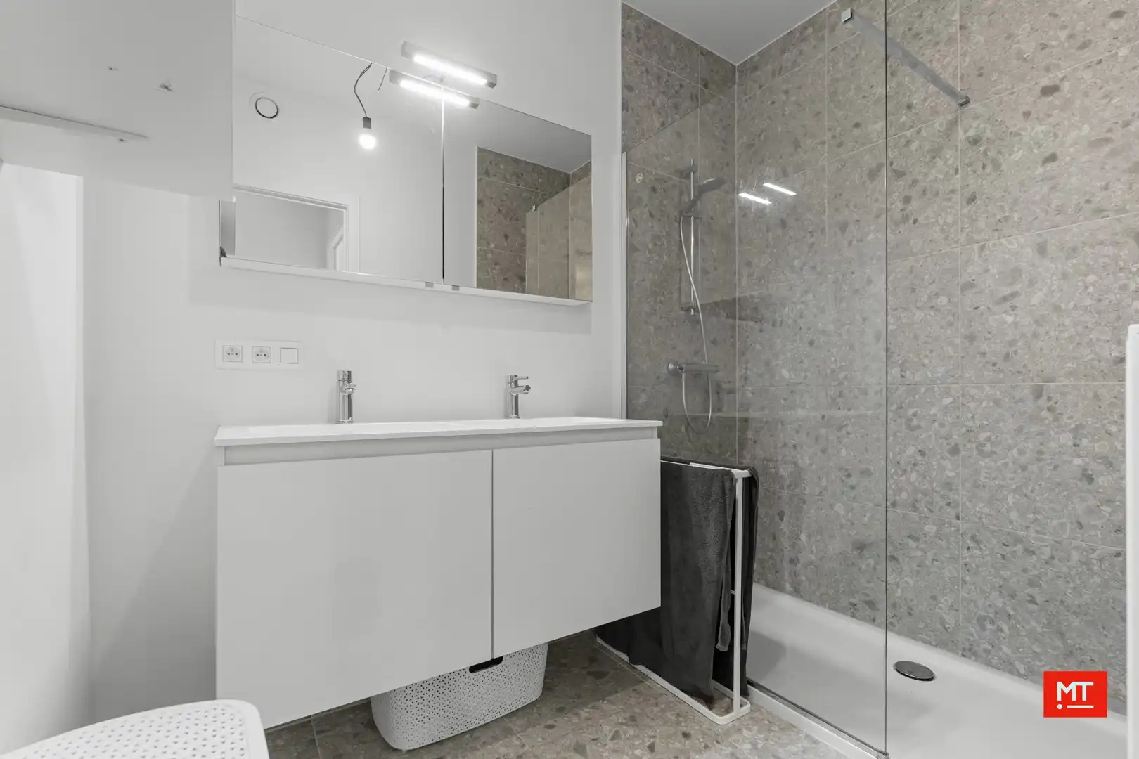 Recent appartement met 2 slaapkamers en ondergrondse parkeerplaats te koop in hartje Ieper foto 11