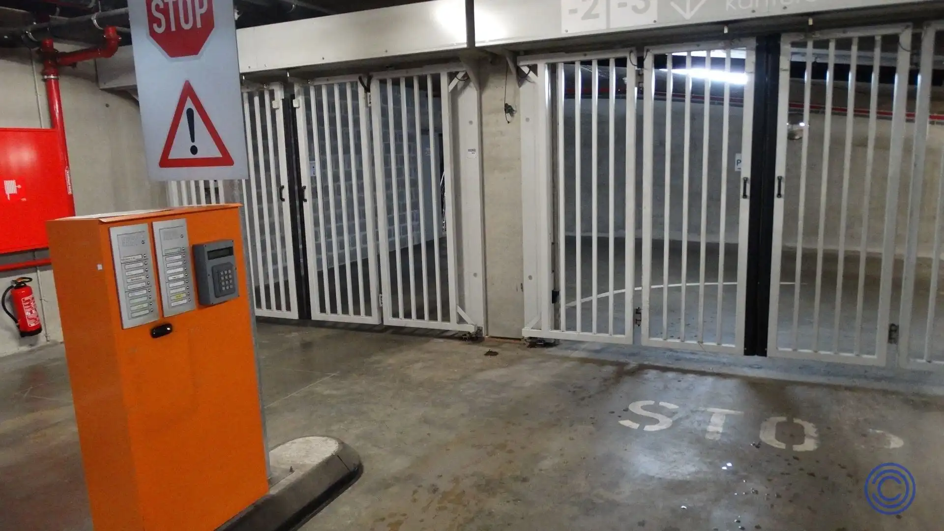 Parking: ruime en veilige binnenstaanplaats! foto 3