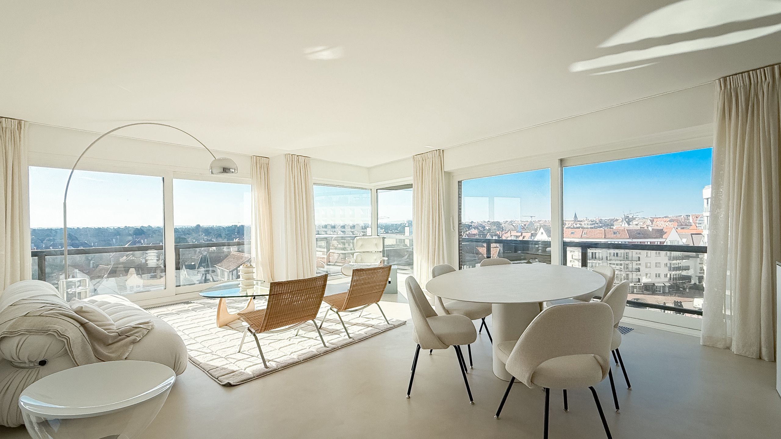Uitzonderlijk HOEKAPPARTEMENT gelegen op het Albertplein... foto {{pictureIndex}}