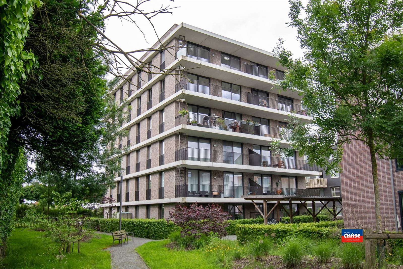 Nieuwbouwappartement op parket met 2 slaapkamers, terras en mogelijkheid tot aankoop staanplaats foto 1