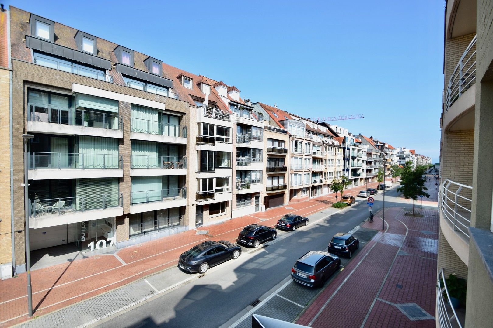 Instapklaar appartement gelegen op een centrale ligging te Knokke, vlakbij de winkels en de zee. foto 5