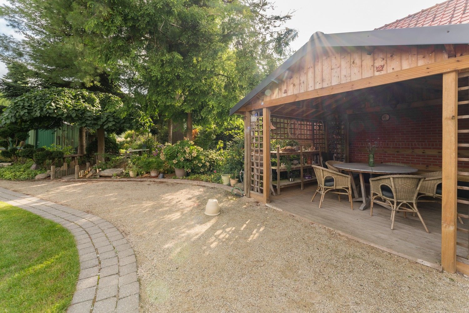 Instapklare gezinswoning met veranda en prachtige tuin foto 25