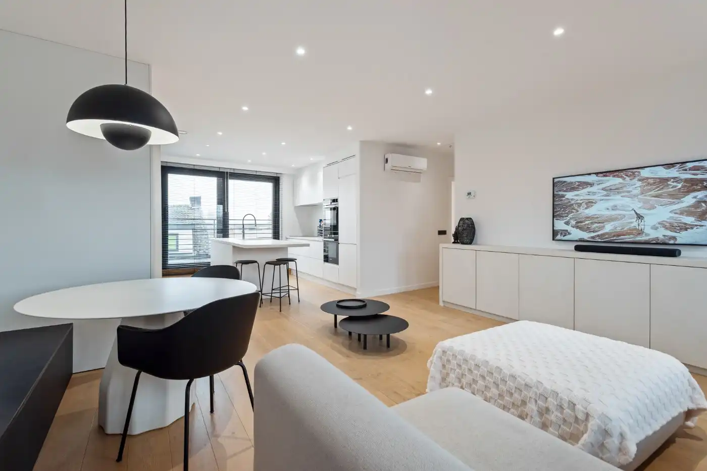 Stijlvol app. op 2e verd. met 2 slpk., groot terras en autostaanplaats foto 4