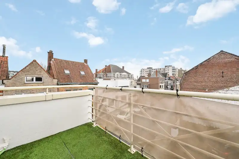 Roeselare : Ruim en lichtrijk hoekappartement gelegen op de tweede verdieping in een aangenaam woonerf met 1 slpks 83 m². foto 8