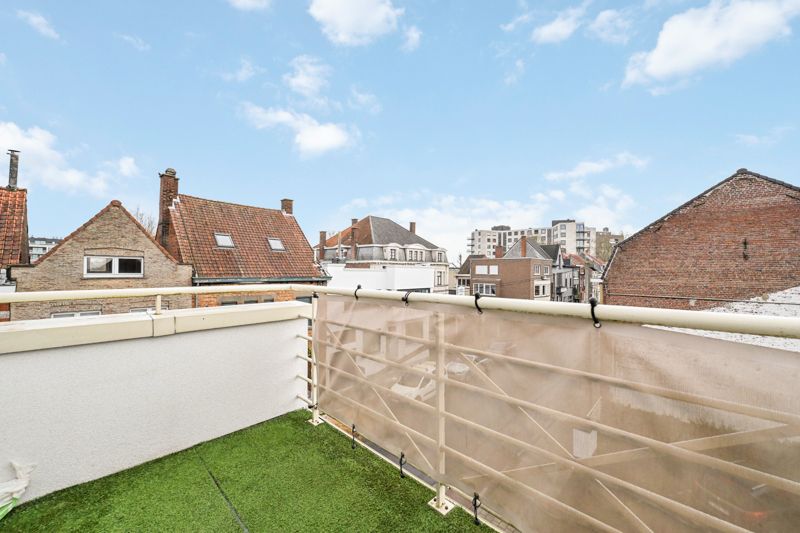 Roeselare : Ruim en lichtrijk hoekappartement gelegen op de tweede verdieping in een aangenaam woonerf met 1 slpks 83 m². foto 7