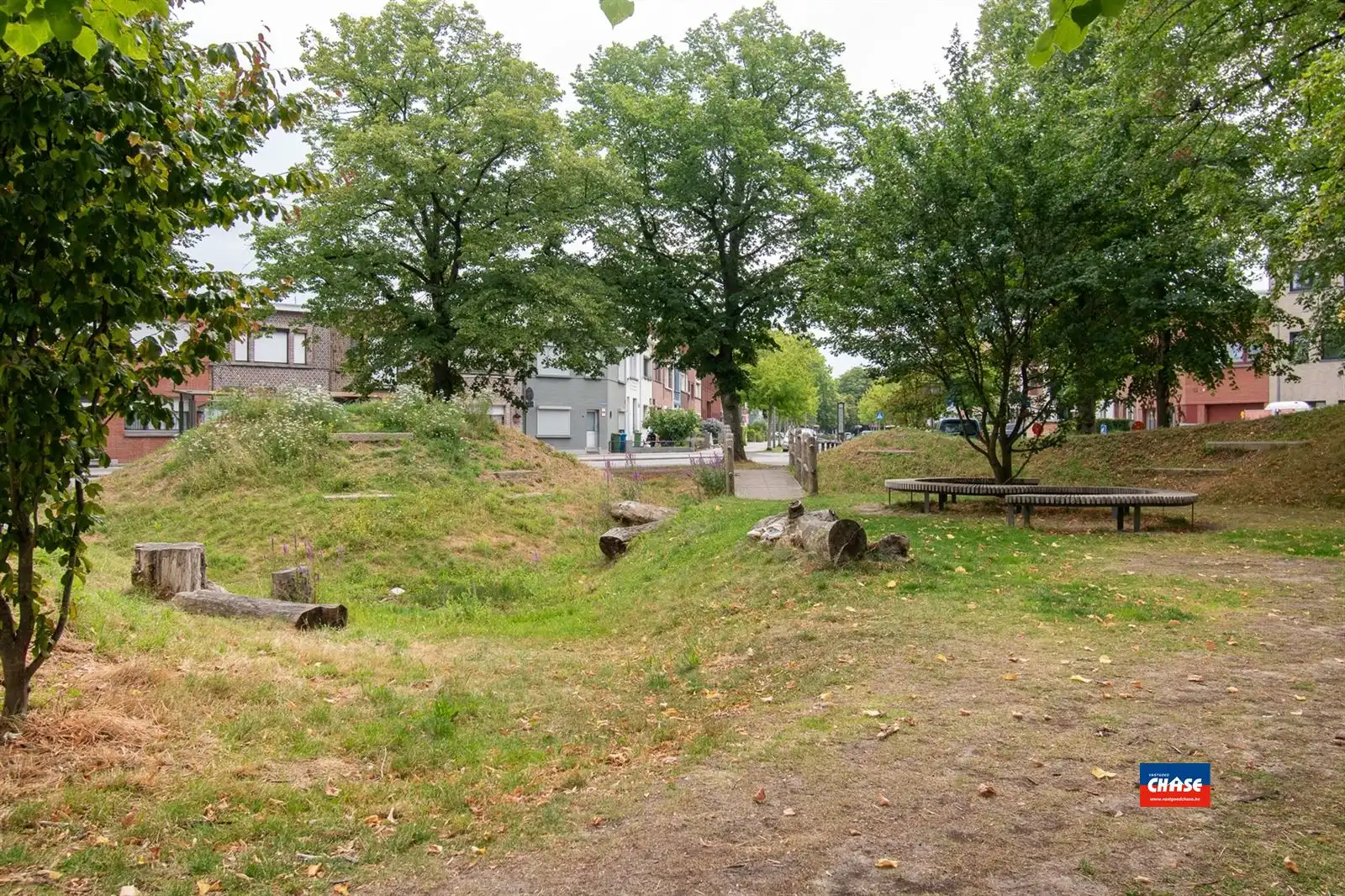 Gerenoveerde rijwoning met 4/5 slaapkamers en grote tuin foto 23