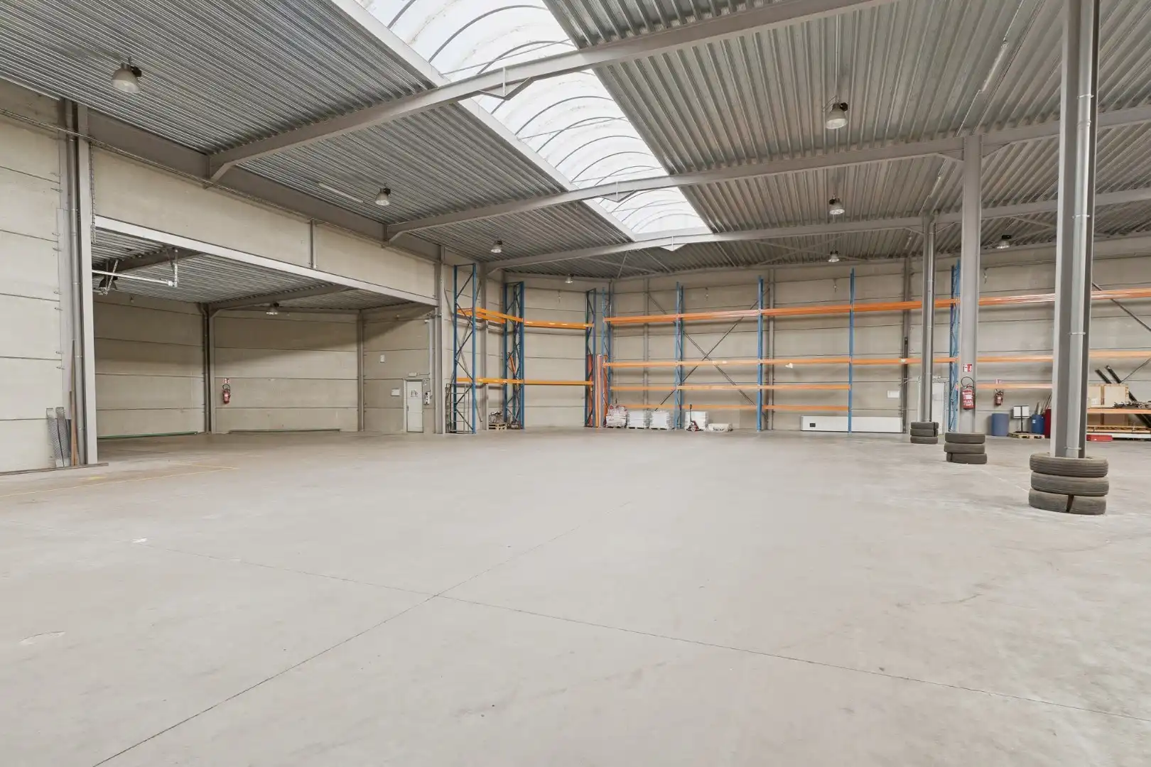 Bedrijfswoning met ruime loods van ca. 1.530 m² in de ambachtelijke zone van Eernegem foto 8