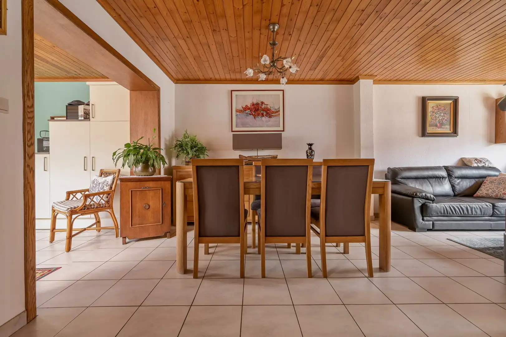 CENTRAAL GELEGEN,  INSTAPKLARE WONING MET GARAGE EN ACHTERUITWEG foto 3